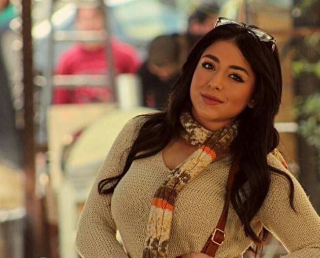 بالصورة: هيا مرعشلي برفقة شقيقتها وتُقبّلها من فمها!