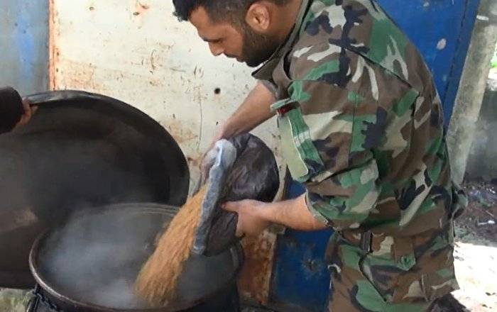 شاهد ماذا يتناول أفراد الجيش السوري قبل مواجهة الإرهابيين (فيديو)