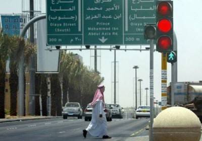 “اشتري من السعودي واترك الأجنبي”: دعوة “عُنصرية” تدعو للشراء من “المُواطن” وترك “المُقيم”.. نُشطاء يؤكّدون أن الأرزاق بيد الخالق واتهامات للوافدين بالسرقة والمُشاركة في تقسيم الرزق وتعجّب من “أخلاق الشعب”.. المُقيمون الحلقة الأضعف في مسلسل “التقشّف” والحكومة تحاول تجنّب الانتقادات.. دول الخليج أرض ط