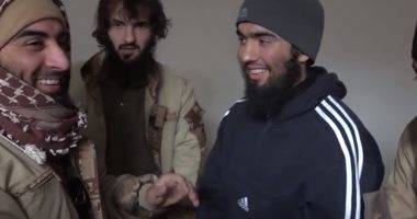 بالفيديو نتيجة طبيعية لغسيل الأدمغة.. فيديو لعناصر داعش يجرون قرعة لاختيار من يفجر نفسه