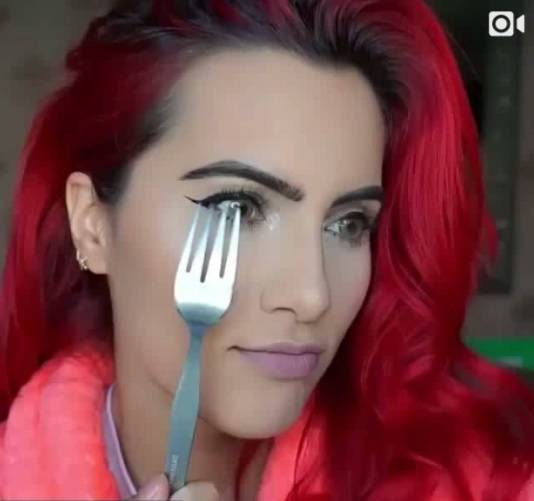 بالفيديو - شاهدي كيف تستخدم الشوكة لتطبّق ماكياجها من دون أخطاء.. ما فعلته بحاجبيها مذهل!