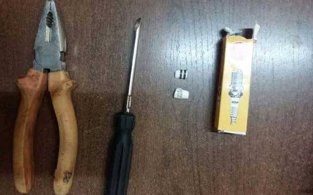 مفك براغ وكماشة... أدوات لسرقة السيارات