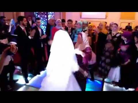 بالفيديو: شيئاً غريباً فعلته هذه العروس يوم زفافها أبكى الجميع!