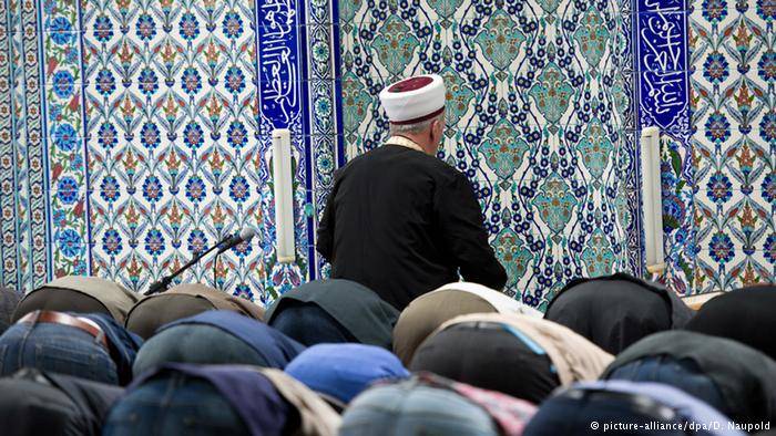 أئمّة أتراك يتجسّسون؟