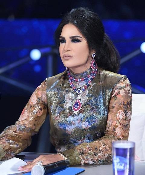 أحلام تُقبّل قدم زوجها؟! (صور)