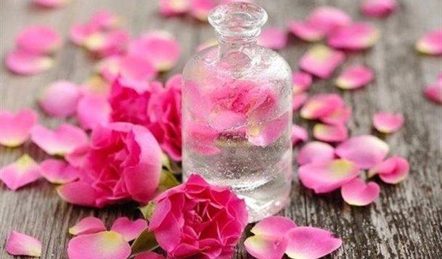 6 استخدامات جمالية مبتكرة لماء الورد