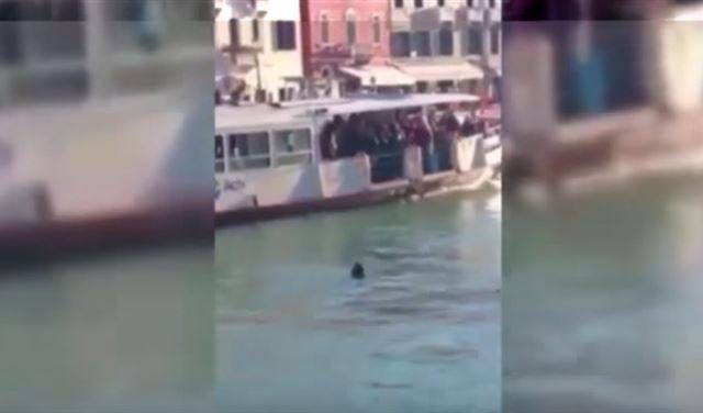 بالفيديو.. لاجئ أفريقي يغرق وسط ضحك وتهريج من المارة