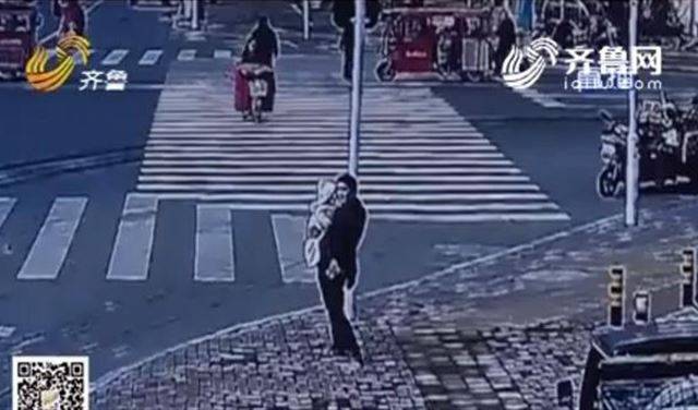 بالفيديو.. رجل يبيع ابنه حتى يشتري سيارة لزوجته
