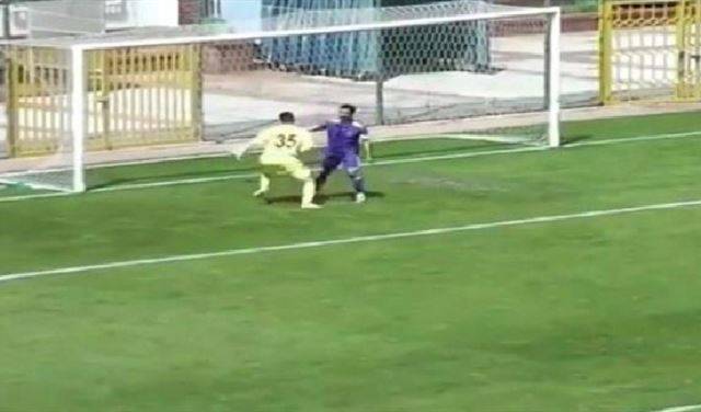فيديو- الفرحة المفرطة تتسبب في تسجيل أغرب هدف في تاريخ الكرة!