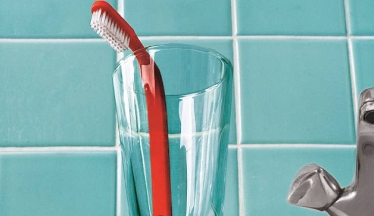 احذر.. استخدام فرشاة الاسنان بهذه الطريقة يصيبك بالامراض !