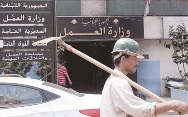 «العمل» : مُستندات إضافية لتجديد إجازات الأجانب