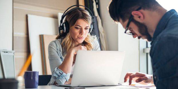 هل تؤثر الموسيقى التي نستمع إليها في العمل في إنتاجيتنا؟