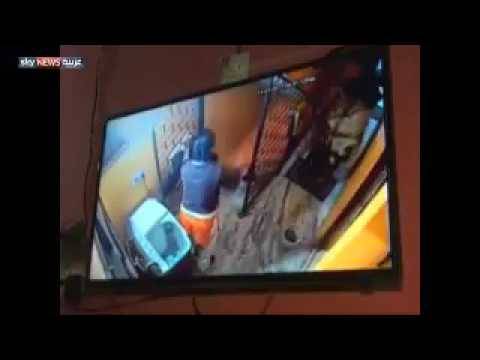 شاهد...اختلفت مع اقربائها فقامت بإلقاء رضيعها من أعلى الدرج دون أي رحمة !!