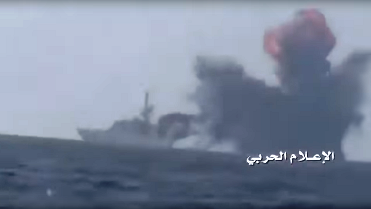 بالفيديو.. لحظة استهداف الفرقاطة السعودية في ميناء الحديدة