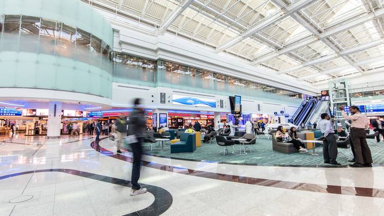 مطار دبي يمنع عددا قليلا من الركاب من السفر إلى الولايات المتحدة