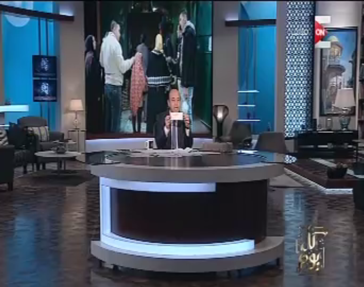 شاهد.. شيرين ترسل نصف مليون "كاش" وأخرى "شيك" لعمرو أديب "على الهواء"