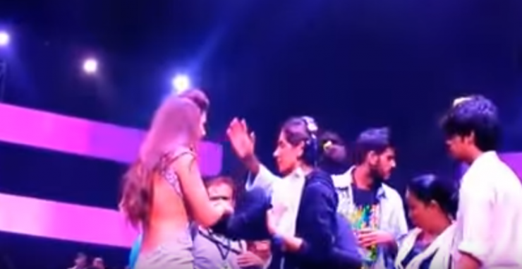 فيديو: شاب يصفع مقدمة برامج بسبب فستانها!