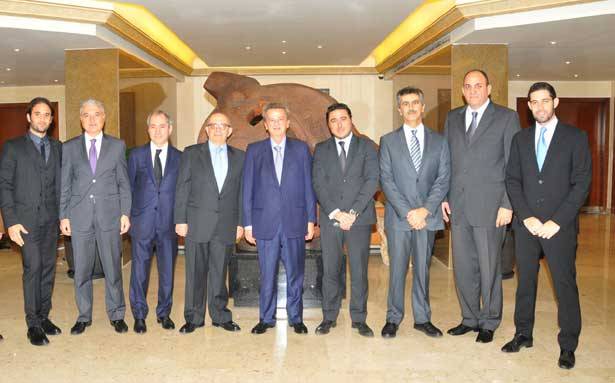 «لإنه علامة الثقة والإستقرار للإقتصاد ولبنان»
«تجمّع رجال الأعمال» اللبنانيين والأعضاء المؤسّسين في العالم
طالب التجديد لحاكم مصرف لبنان لولاية جديدة