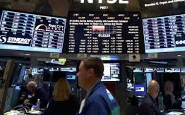 إرتفاع إنتاج النفط الأميركي يحدّ من مكاسب «إتفاق أوبك»
الدولار يُواصل ارتفاع بعد تصريحات ترامب حول المكسيك