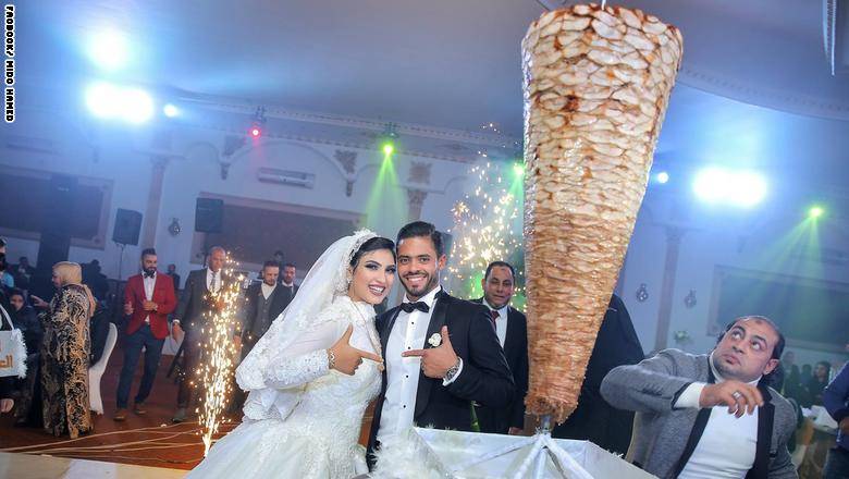 عريس الشاورما: حماي فاجأني بسيخ الشاورما بزفافي وبعلم زوجتي