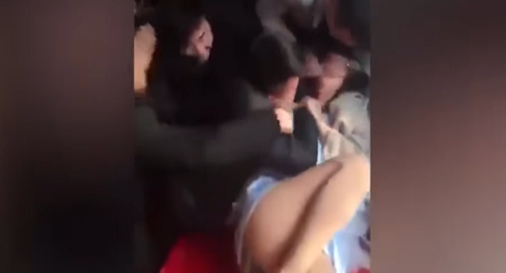 الاعتداء على عروس وتعريتها في سريرها