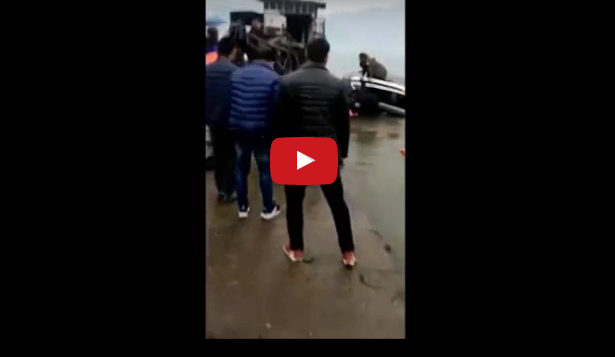 بالفيديو.. والد ينقذ طفلته برميها في الهواء!!