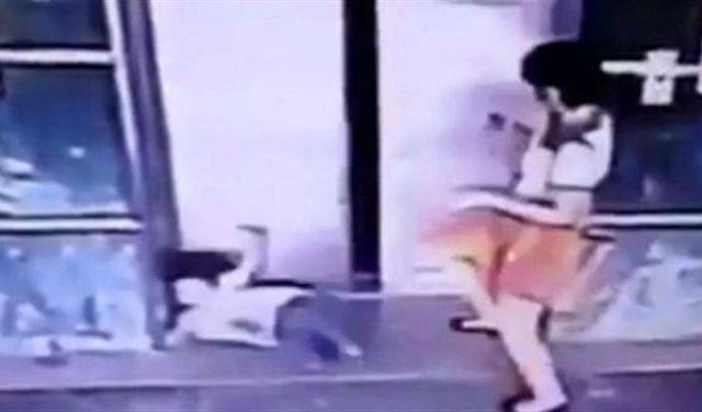 فيديو.. كيف أنقذت أم طفلتها من الموت؟