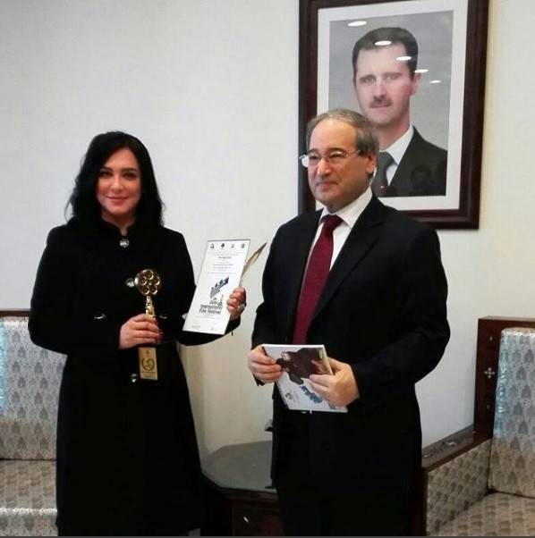 بالصور.. الخارجية السورية تكرم سلاف فواخرجي
