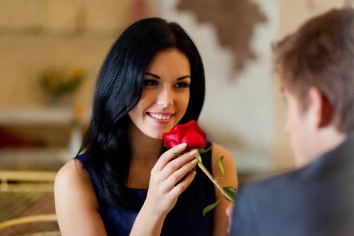 نظرة واحدة كافية ليقع الرجل في الحب.. فكم نظرة تحتاج المرأة؟