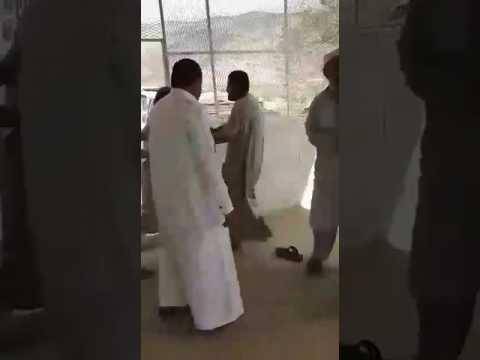 بالفيديو معركة بالسكاكين بين سعوديين والدماء تغطي الجميع
