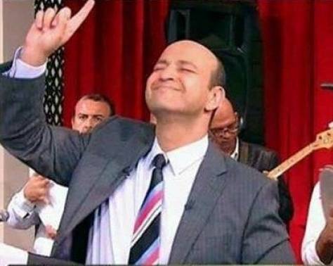 فيديو طريف: عمرو أديب يرقص على أغنية هندية.. شاهدوا حركاته المضحكة!