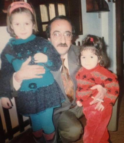 بالصورة : خمّنوا من الطفلة بين يديّ دريد لحّام التي أصبحت نجمة لبنانية حسناء!