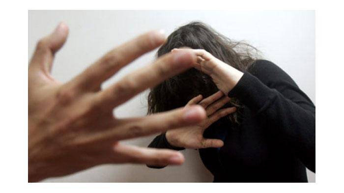في لبنان و بالتفاصيل ضرب زوجته في الشارع مستخدماً حجراً كبيراً صوبه على رأسها