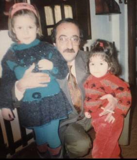 من هي الممثلة اللبنانية التي يحتضنها دريد لحام في الصورة؟