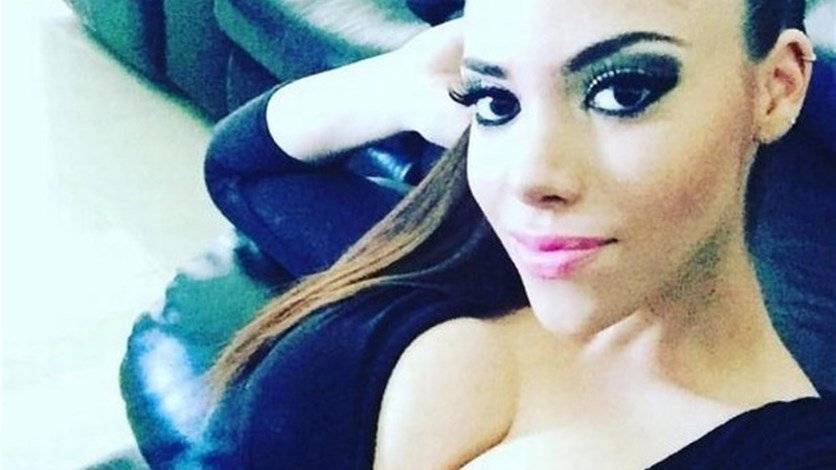 بالفيديو: مقدمة برامج تكشف عن جسمها على الهواء... لتظهر للناس وشمها!
