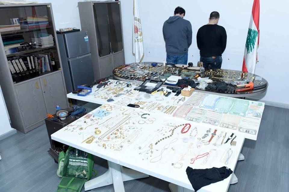 بالصور-مضبوطات تفوق المليون دولار..أخطر عصابة سرقة في قبضة "المعلومات"