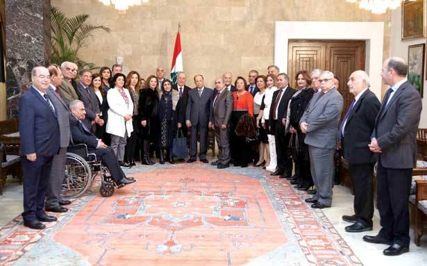 عون يلوّح بطرح «الاستفتاء»... و«الاشتراكي» يعتبره انقلاباً