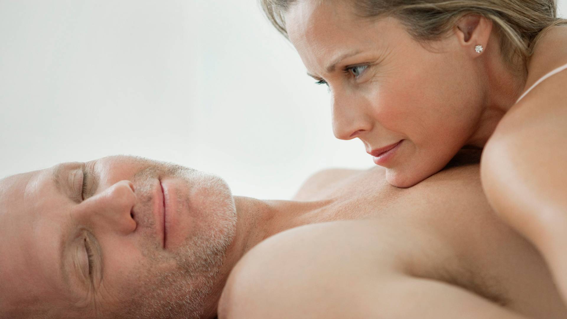 لماذا يعشقُ الرجل هذه المنطقة في جسدكِ؟!