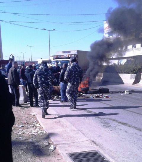 قطع طرقات بعلبك والبقاع للمطالبة بالعفو عن المطلوبين