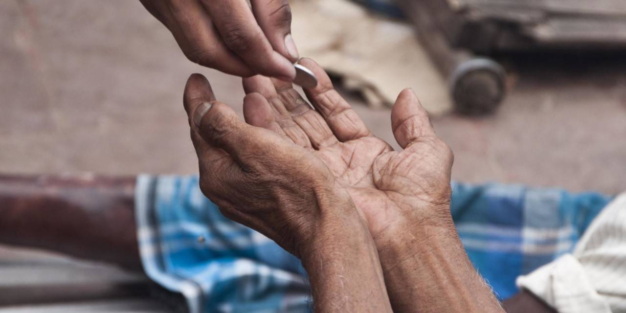 متسوّلة تبلّغ عن تعرّضها لسرقة 200 ألف دولار في هذا البلد العربي!