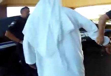 بالفيديو.. ممثل  شهير يتحدّى ترامب بارتداء الزي الخليجي في مطار لوس أنجلوس