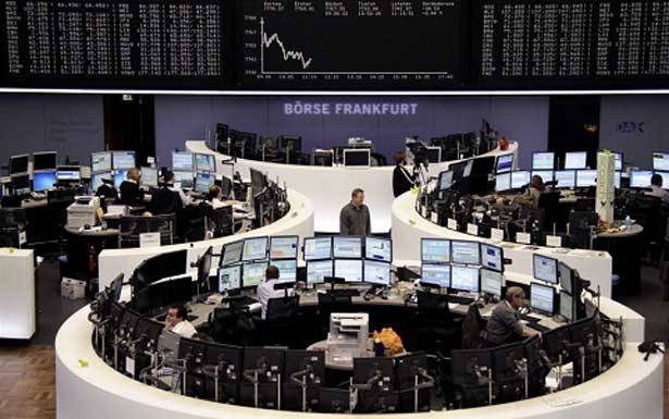 الخوف من سياسات ترامب الماليّة يُضرّ بأسعار الدولار... 
النفط يرتفع مع تزايد حدّة التوتّرات بين الولايات المتّحدة وإيران
والمستثمرون يترقّبون ما إذا كانت «العقوبات» ستطال النفط