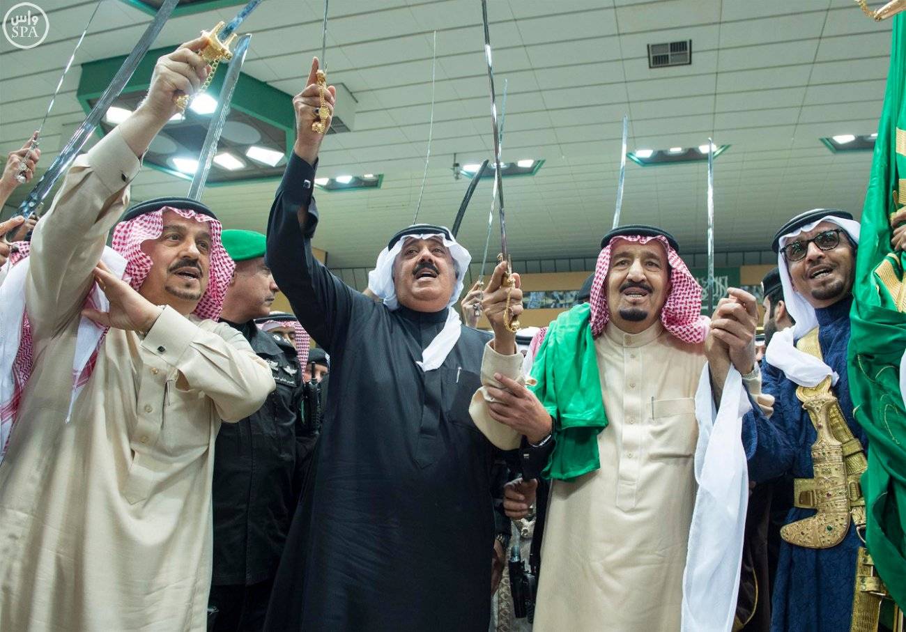 بالفيديو.. العاهل السعودي يؤدي "العرضة" في "الجنادرية"