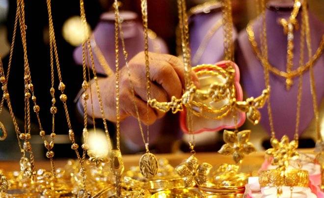 الذهب يتراجع مع ارتفاع الدولار وسط ضبابية في أوروبا