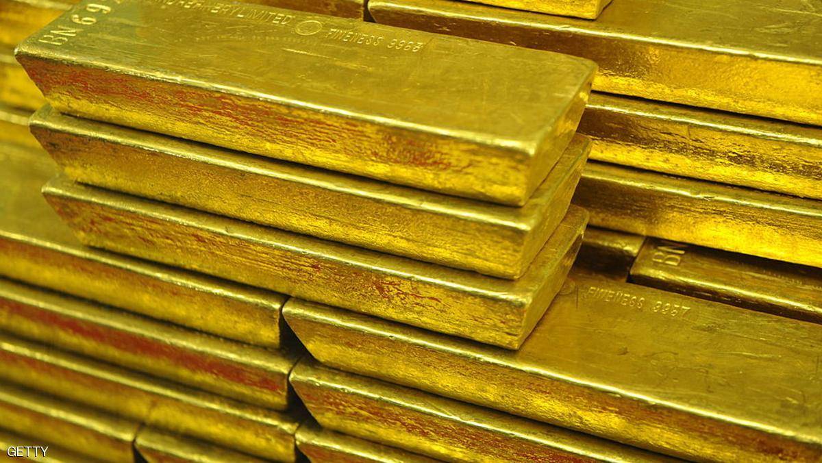 الذهب يهبط من أعلى مستوى في 3 أشهر مع ارتفاع الدولار