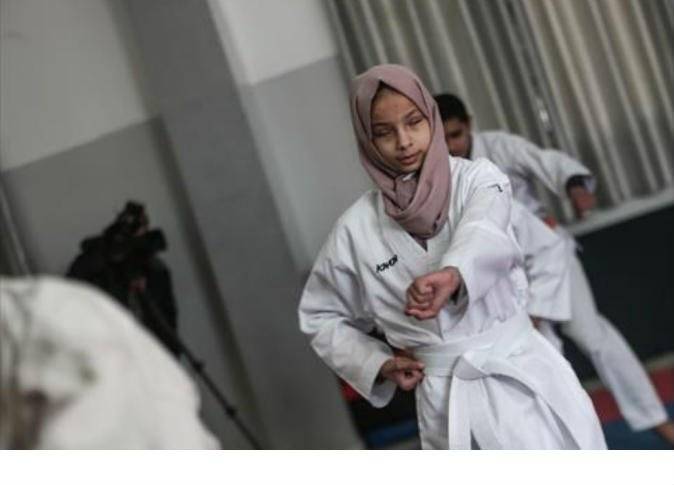طفلة فلسطينية كفيفة تلعب الكاراتيه