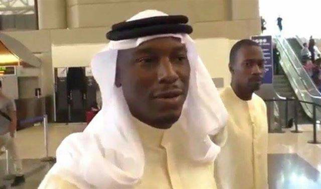 ممثل أميركي يواجه حظر ترامب بزي خليجي!