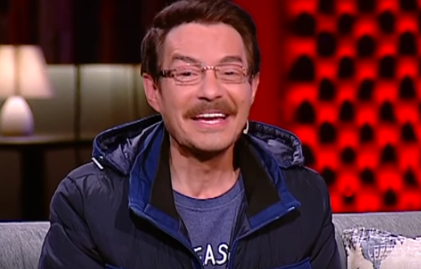 شاهد- الفنان المصريّ أحمد زاهر يكشف: خليجي طلب الزواج من ابنتي مقابل 100 بقرة!