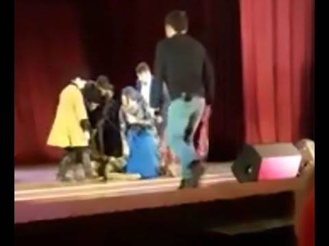 بالفيديو- لحظة وفاة فنان على المسرح
