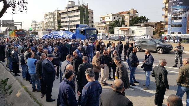 حشود في جبيل لملاقاة جثمان والدة جعجع